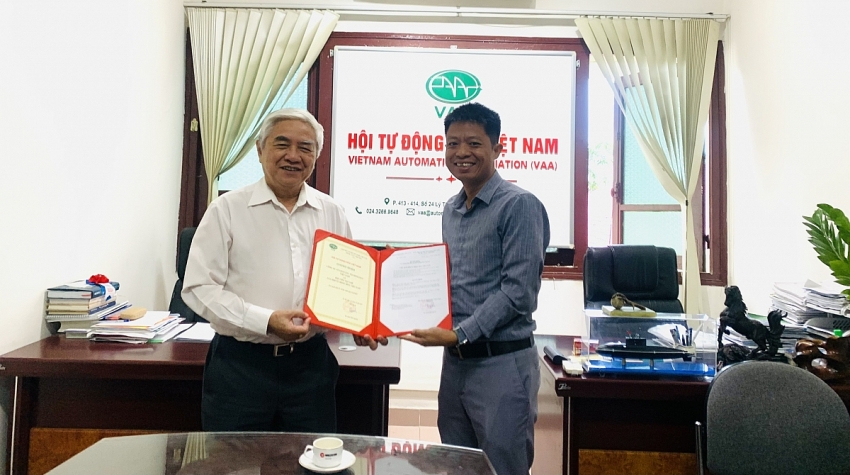 Ông Nguyễn Văn Sao - Giám đốc Công ty Cổ phần RTC Technology Việt Nam nhận Chứng nhận kết nạp hội viên. Ảnh: VAA