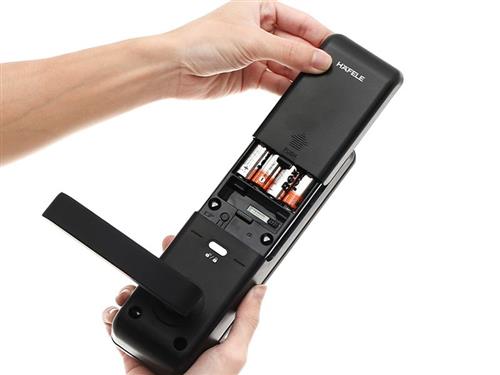 CÁCH THAY PIN KHÓA CỬA THÔNG MINH ĐƠN GIẢN VÀ ĐÚNG CÁCH